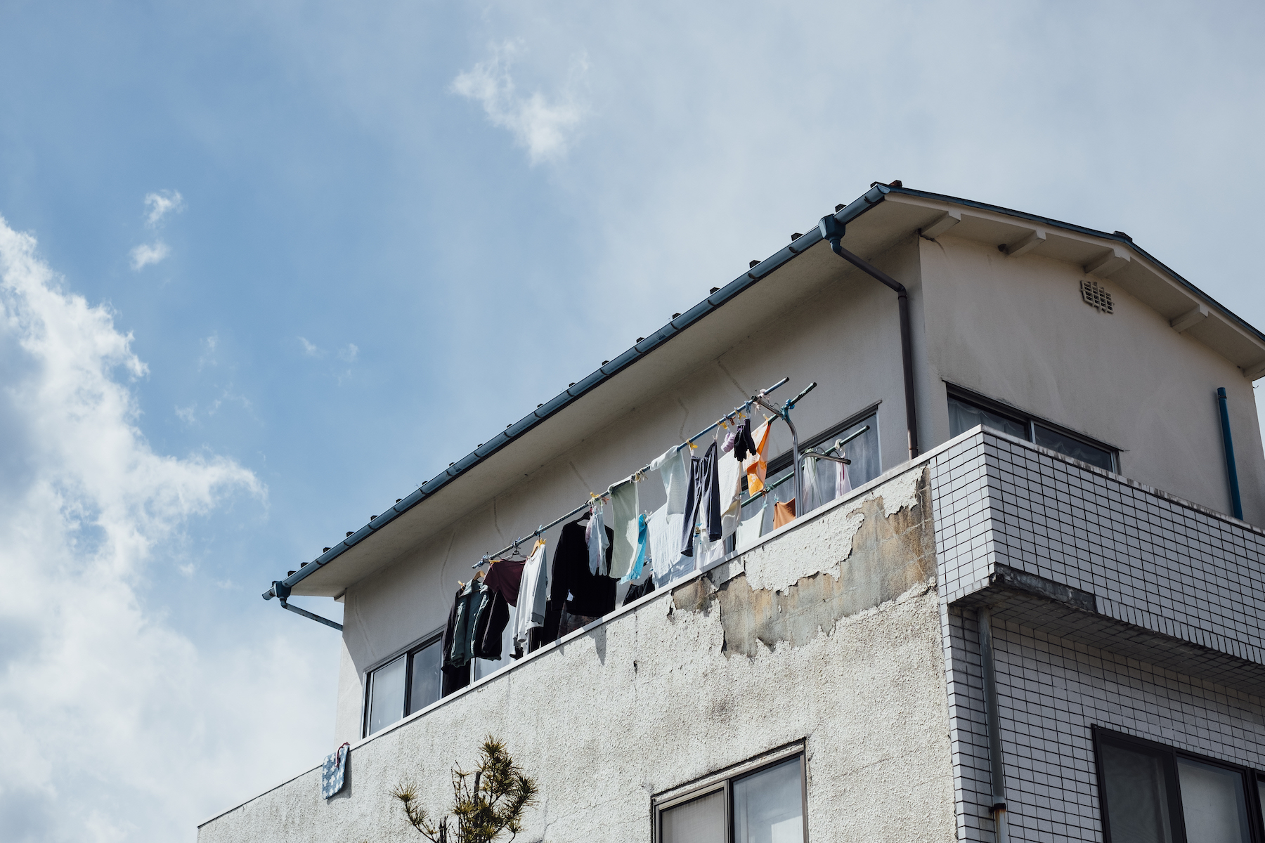 façade en crépi blanc endommagée