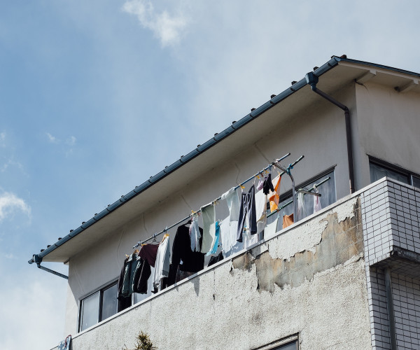 façade en crépi blanc endommagé